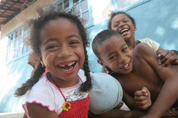 "Niños de Quilombo delante de la escuela del pueblo, Sao Paulo, Brasil"