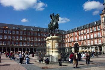 "Plaza Mayor de Madrid con la escultura ecuestre de Felipe III"