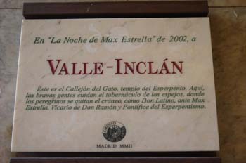 Placa en homenaje a Valle Inclán en el Callejón de Álvarez Gato.INTEF-CC-BY--NC-SA_
