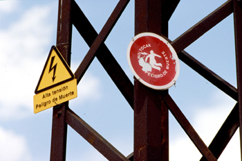 "Señales de alta tensión y peligro de muerte en una torre eléctrica"