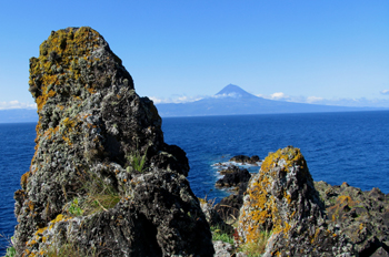"Vista de la Isla de Pico desde la Isla de San Jorge, Azores"