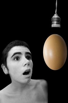 Imagen simbólica de un chico con expresión de sorpresa frente a un huevo gigante que ocupa el lugar de una bombilla