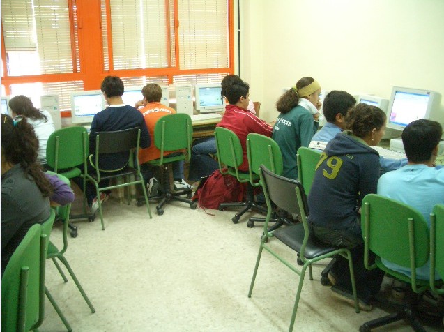 Alumnos en el áula de informática