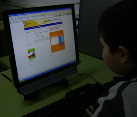 Alumno observando pantalla de contenidos