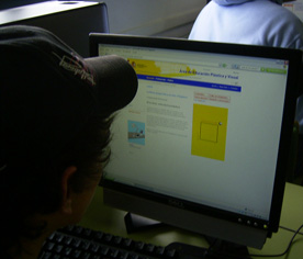 Alumno observando pantalla de contenidos
