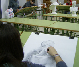 Alumna encajando un dibujo