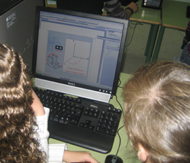 Alumnos observando una animación