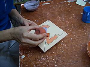 Aplicación de esmalte de color sobre un azulejo: técnica de la cuerda seca