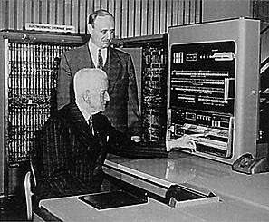 1952: IBM 701  La compañía con la primera computadora completamente electrónica. Fuente: http://www.cedmagic.com
