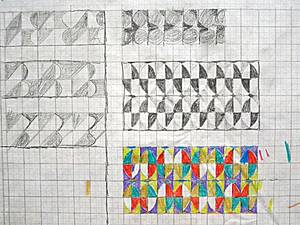 Bocetos a mano alzada sobre papel pautado: estudios para un zócalo de azulejos
