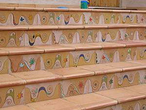 Zócalo final de azulejos colocados en el frente de los escalones de una escalera de una casa particular