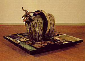 Monogram, obra de Rauschenberg. Representa una cabra disecada dentro de un neumático.