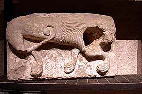 Pilar con la escultura de un animal del siglo IV.