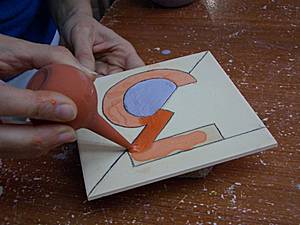 Aplicación de esmalte de color sobre un azulejo: técnica de la cuerda seca