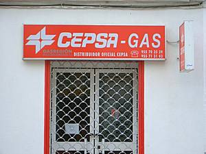 Diseño de un cartel luminoso para la empresa "Cepsa- Gas": letras blancas sobre fondo rojo