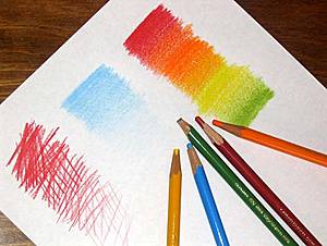 Fotografía de lápices de color sobre un papel con distintos degradados y mezclas de color