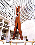 ESCULTURA MONUMENTAL Claes Oldenburg, Pinza para la ropa, 1976.