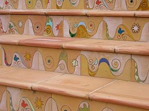 Zócalo final de azulejos colocados en el frente de los escalones de una escalera de una casa particular