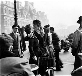 Fotografía. El beso en la place de l`Hotel de Ville.