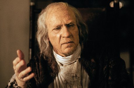 Escena de la película Amadeus: Salieri anciano