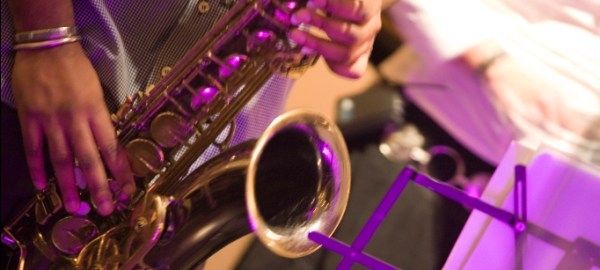 Manos de un músico tocando un saxofón