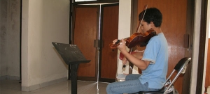 Alumno tocando el violín