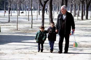 Relevo generacional: abuelo con nietos