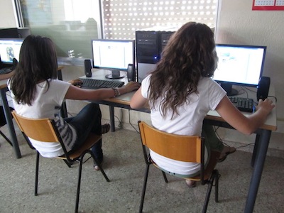 Chicas trabajando con el ordenador