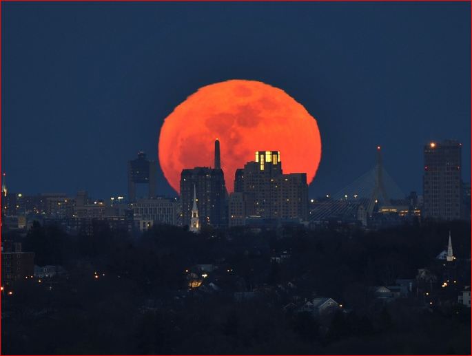 Luna en Boston el 24 de marzo de 2011