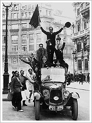 Júbilo popular tras la proclamación de la II República (14/04/1931), Benítez Casaus. (Col. particular)