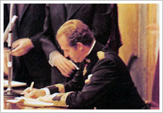 El Rey firmando de la Constitución. (27/12/1978). Publicaciones del Congreso de los Diputados