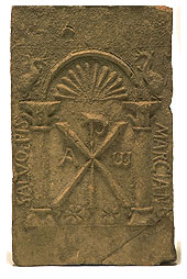 Bajorrelieve con los signos cristianos del principio y el fin (alfa y omega) (hacia siglo IV d. C.), Museo Arqueológico Nacional