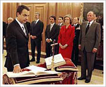José Luís Rodríguez Zapatero jurando su cargo ante el Rey Juan Carlos I  (17/04/2004)