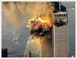 Impacto del segundo avión en una de las Torres Gemelas en Nueva York (11/09/2001). AP/NBC