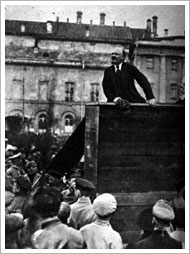 Vladimir Lenin dando un discurso en la Plaza Svérdlov (05/05/1920). Banco de Imágenes del ITE