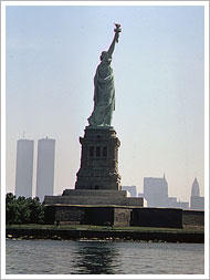 Estatua de la Libertad frente a Manhattan (1974). National Archives an Records Administration of the United States