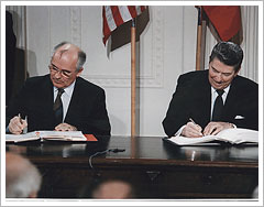 Mijail Gorvachov y Ronald Reagan firmando acuerdos en la Casa Blanca (08/12/1987). National Archives an Records Administration of the United States