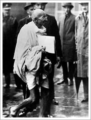 Mahatma Gandhi entrando en el Palacio de Saint James, donde se negociaba la independencia de la India (1947)