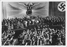 Hitler recibiendo la ovacin del Reichstag (1938). National Archives an Records Administration of the United States