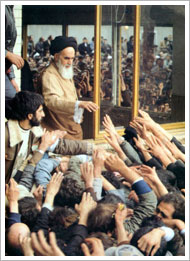 El ayatollah Jomeini rodeado de la multitud (1979)
