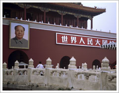 Presencia de Mao Zedong en la Puerta de Tian`anmen (1990). Banco de Imágenes del ISFTIC