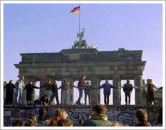 Sobre el Muro de Berlín (10/11/1989). U.S. Government National Park Service