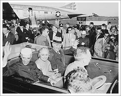 Jawaharlal Nehru y Harry S. Truman en el Aeropuerto Nacional de Washington (11/10/1949). National Archives an Records Administration of the United States