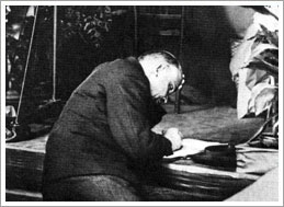 Lenin tomando notas durante el III Congreso de la Internacional Comunista en Moscú (1921)