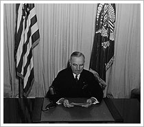 Harry S. Truman anunciando el final de la II Guerra Mundial (05/08/1945). National Archives an Records Administration of the United States