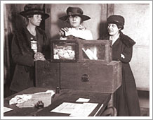 Tres sufragistas votando en Nueva York (1917)