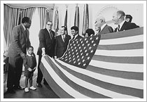 Presentación de la bandera Americana ante Richard Nixon (12/08/1970). National Archives an Records Administration of the United States