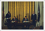 Richard Nixon y Leonid Brézhnev firmando un acuerdo de paz en el empleo de la Energía Atómica (06/12/1973). National Archives an Records Administration of the United States