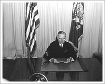 Harry S. Truman anunciando el final de la II Guerra Mundial (05/08/1945). National Archives an Records Administration of the United States