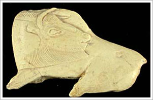 Bisonte tallado en asta de reno, hallado en la cueva de la Madeleine (Francia). Banco de imágenes del ITE